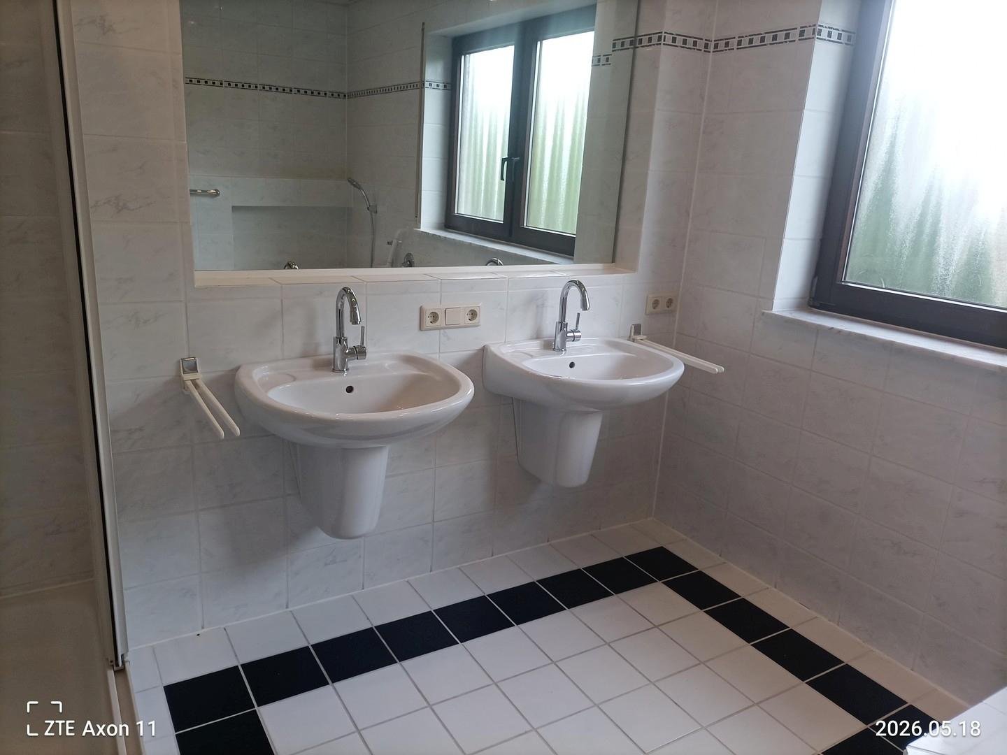 Grosses Badezimmer