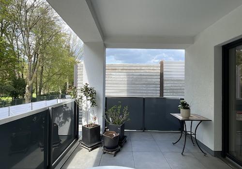 großer überdachter Balkon