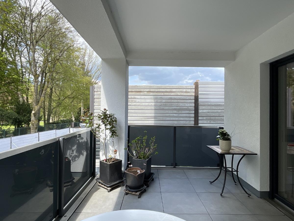 großer überdachter Balkon