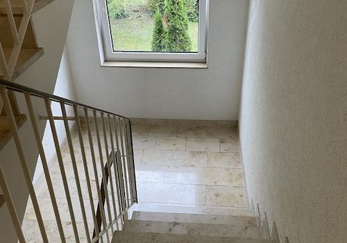 helles freundliches Treppenhaus