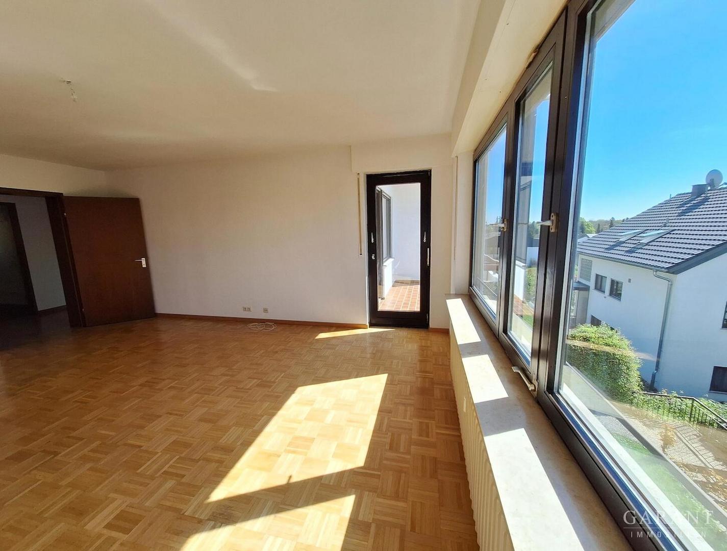 Wohnzimmer u. Balkon