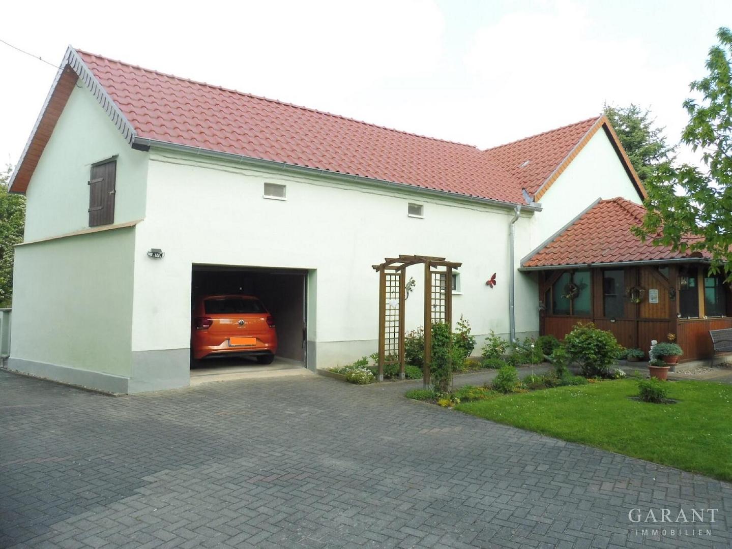 13 Nebengelass mit Garagen