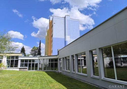 Wohngebäude mit Pool