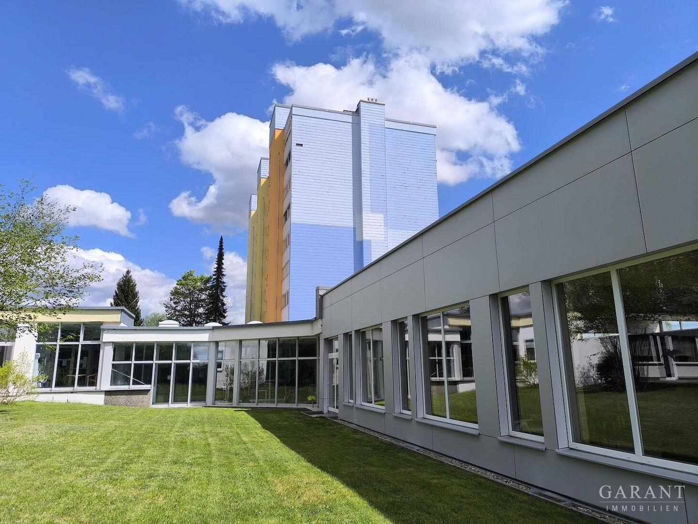 Wohngebäude mit Pool