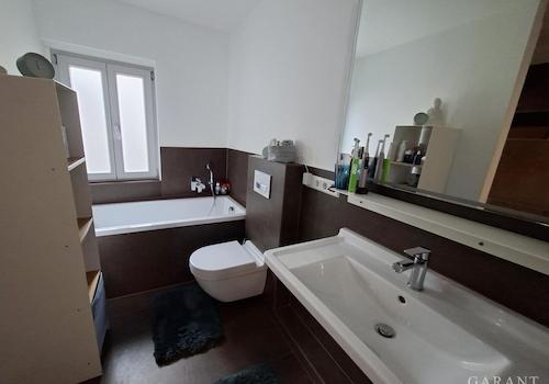 OG Bad mit Wanne und Dusche