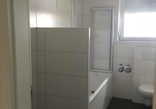 Bad mit Badewanne