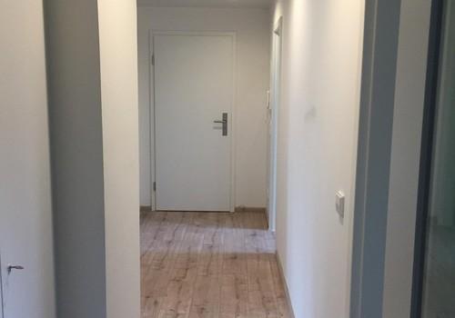 Flur mit Eingangstür
