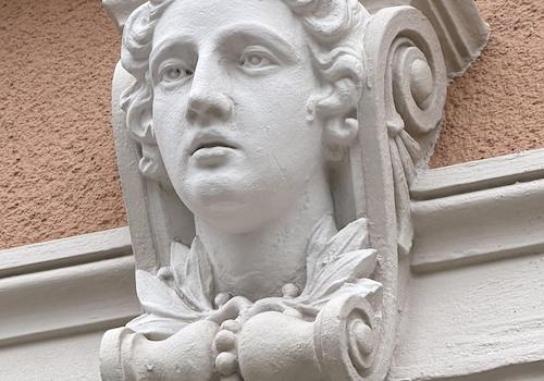 Kopf über Fenstergewand