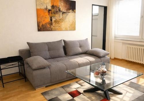 Bequemes Sofa mit Designertisc