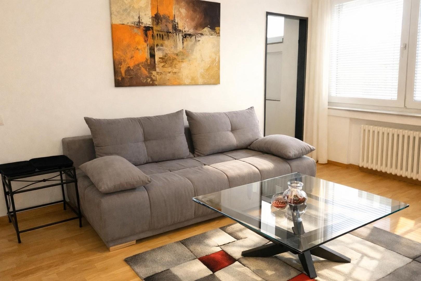 Bequemes Sofa mit Designertisc