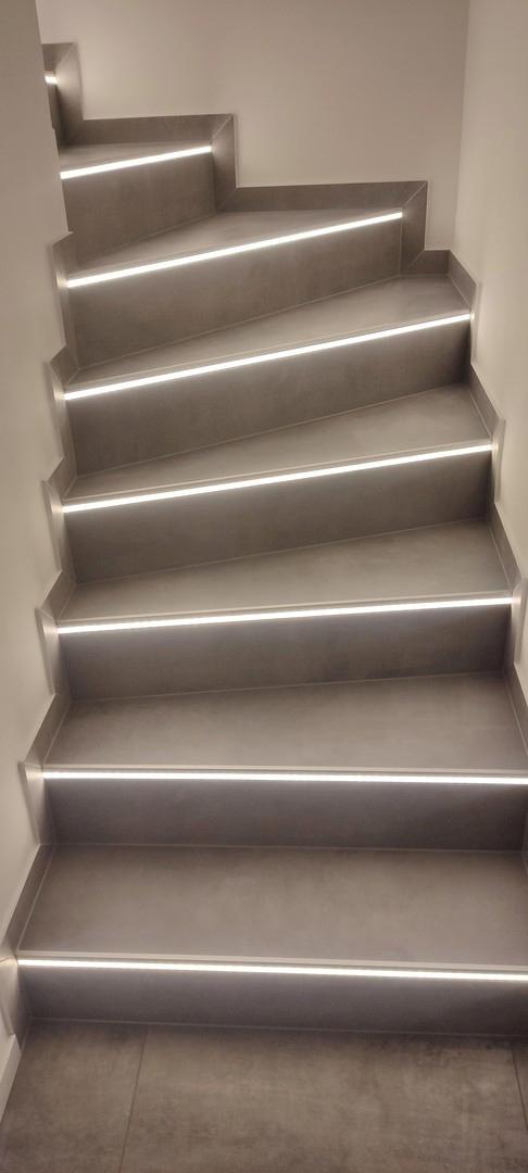 Die beleuchtete Kellertreppe