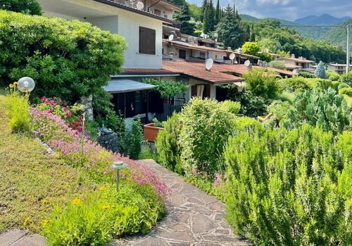 Blick v. Terrasse in d. Anlage