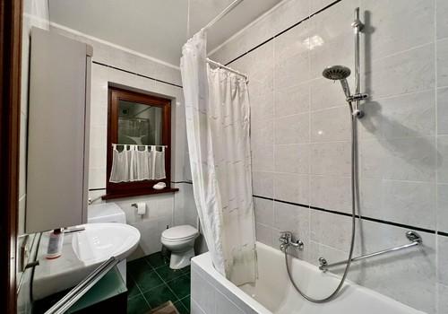 Bad mit Wanne und Dusche