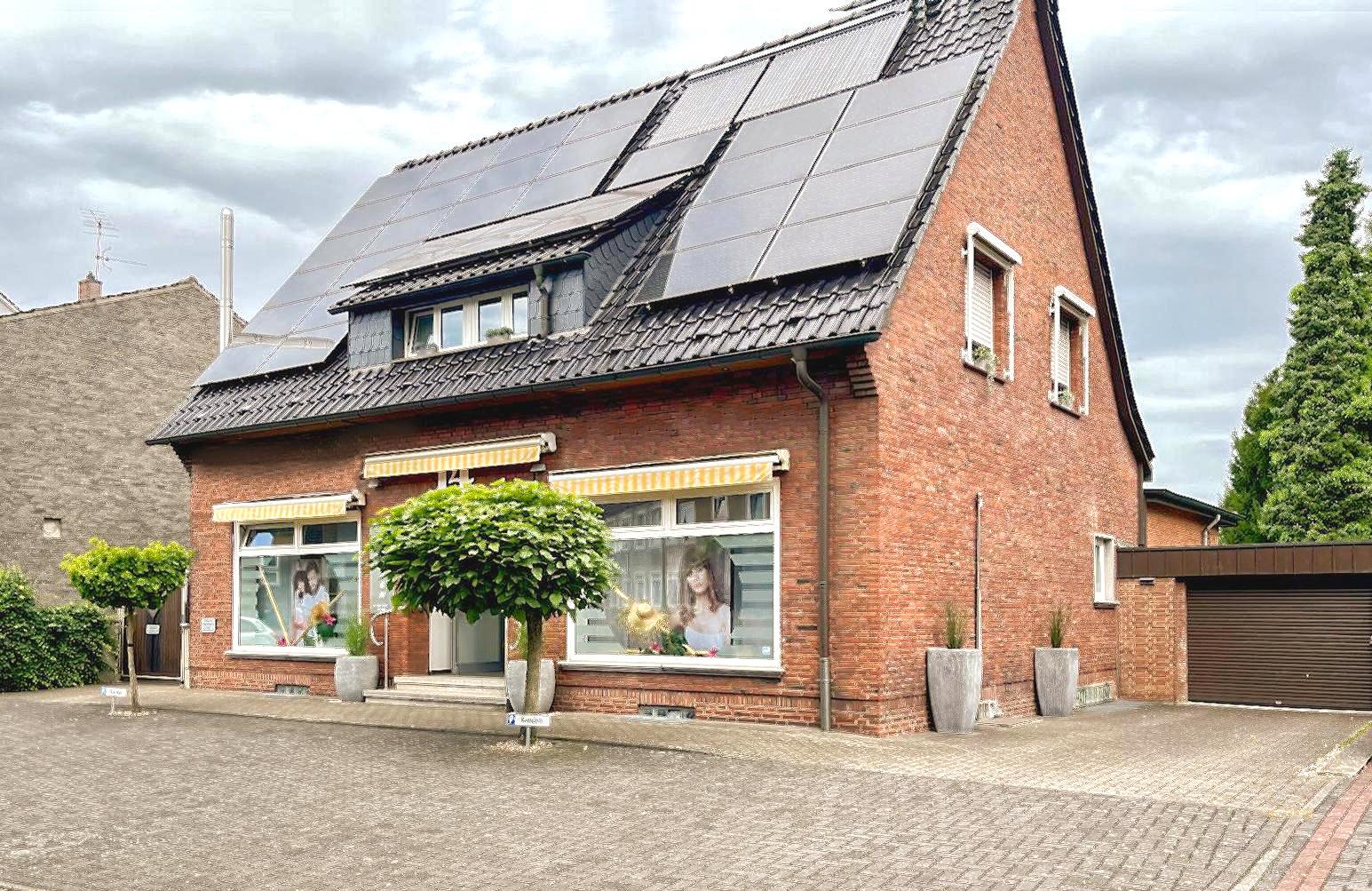 andere Seite mit Blick zu einer Garage