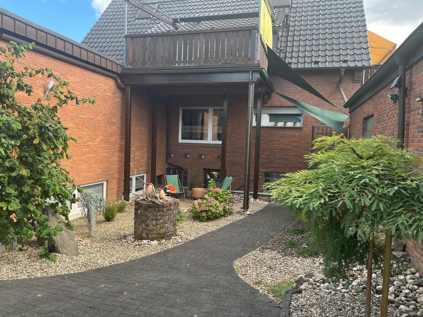 Blick zum Haus/ Souterrain Wohnung 
