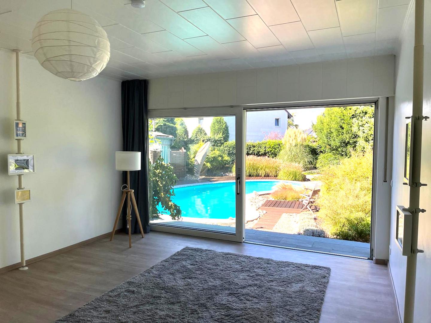 Blick zu Pool