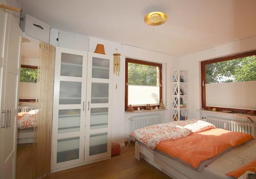 Helles und einladendes Schlafzimmer mit 2 Fenstern