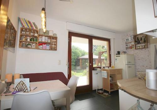 Küche mit Essbereich und Terrassenzugang