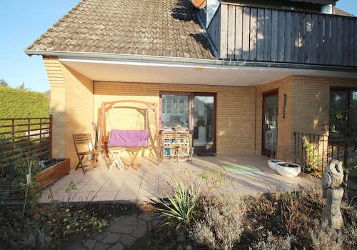 Teilüberdachte Südterrasse mit Balkon DG-Wohnung