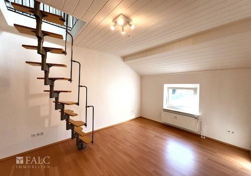 Wohnzimmer und Zugang zum Studio und zur Dachterrasse 
