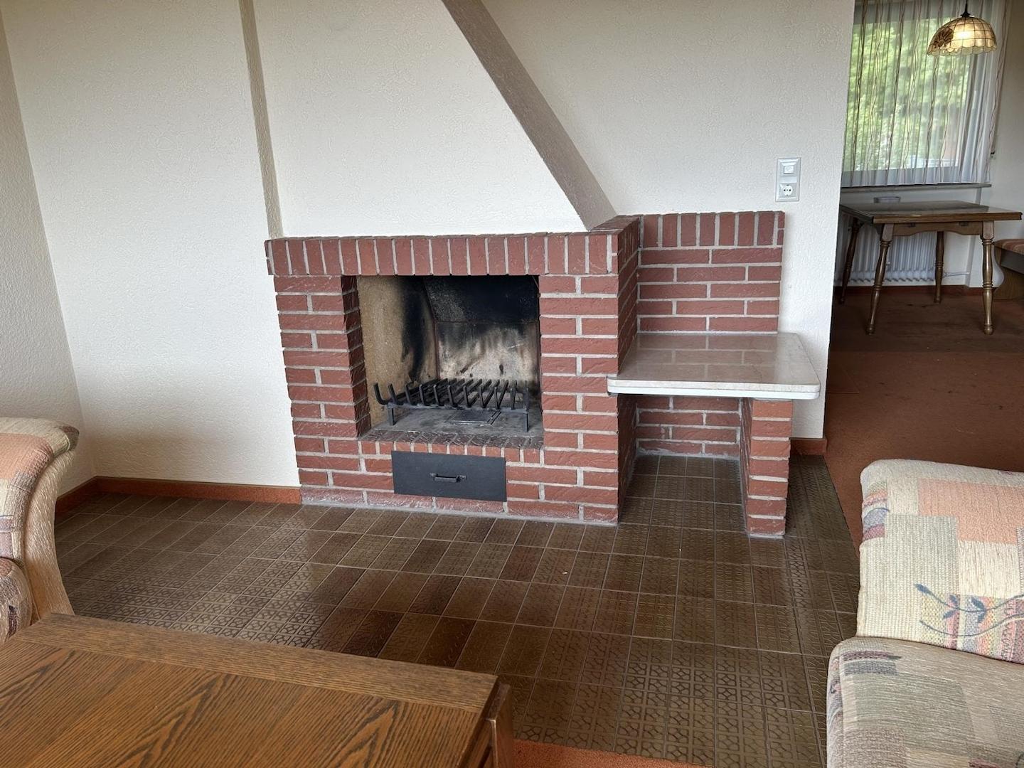 Offener Kamin im Wohnzimmer