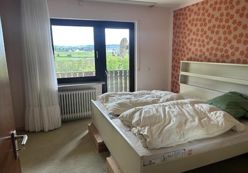 Schlafzimmer mit Zugang zur Loggia