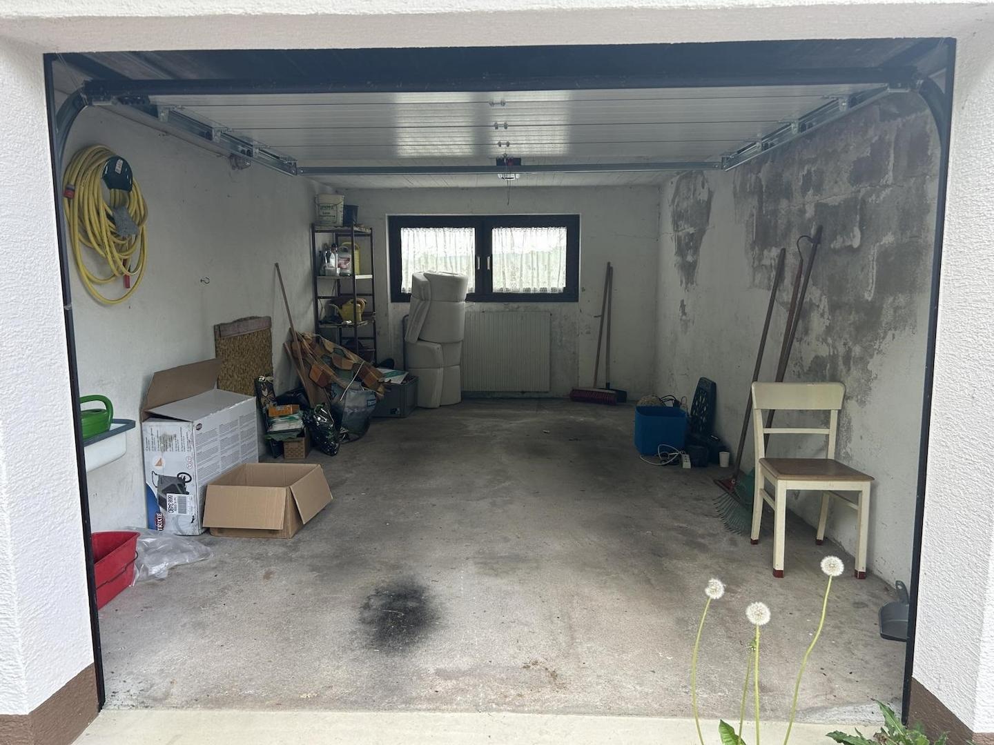 Garage mit elektr. Sektionaltor