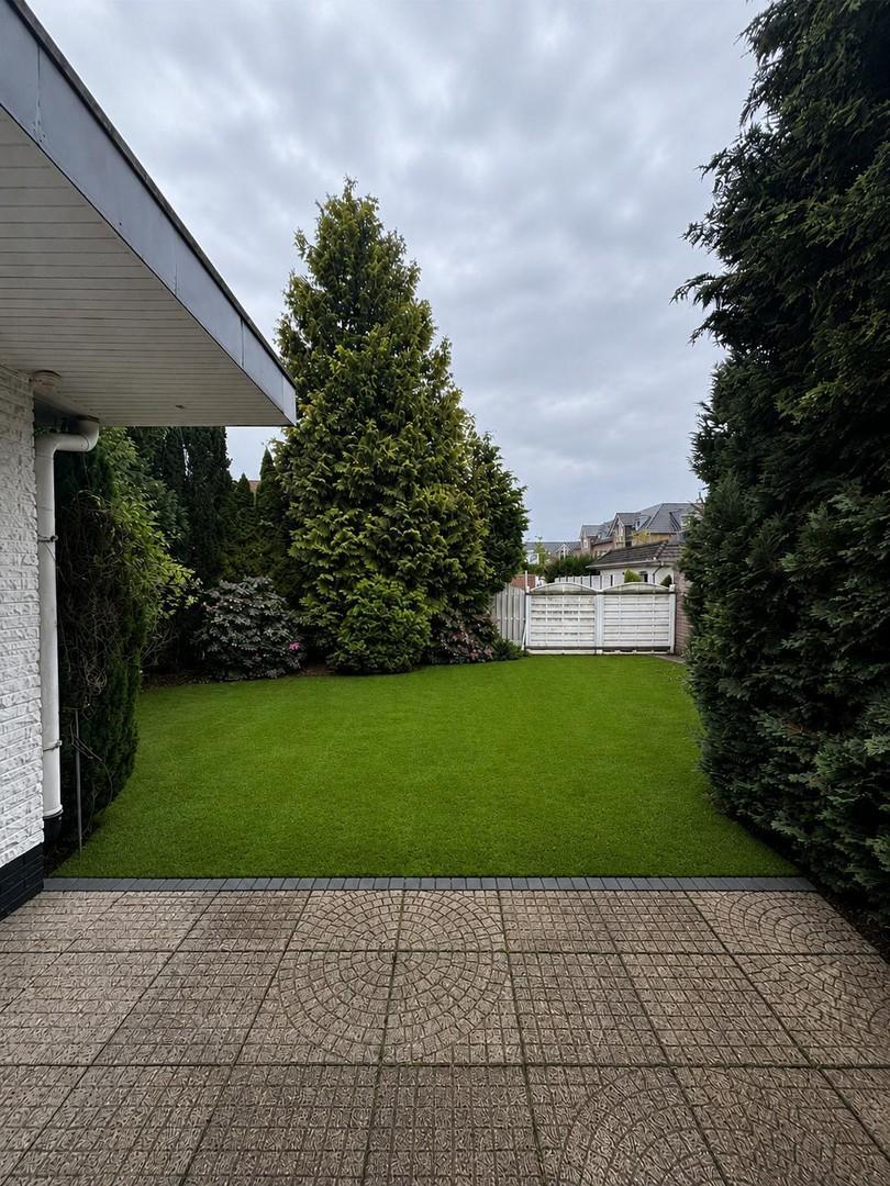 Garten Grünfläche mit KI