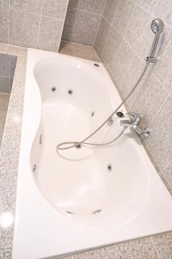 Whirlpool-Badewanne in modernem Bad