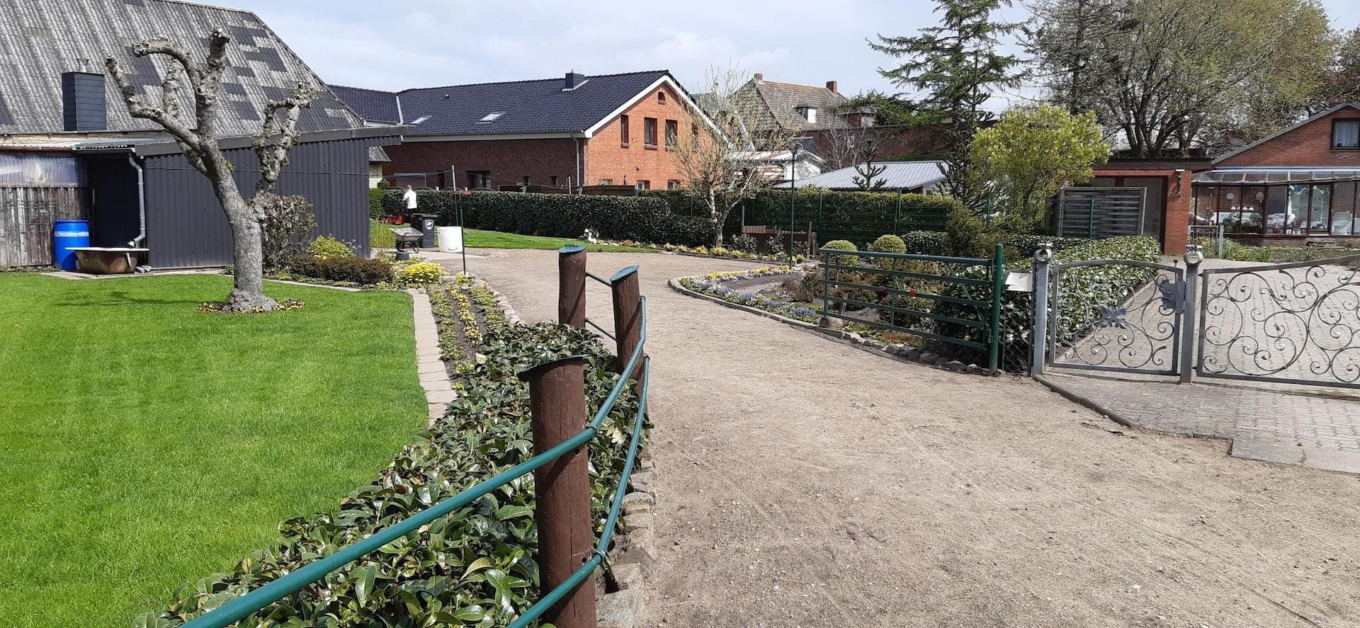 Großer, gepflegter Garten