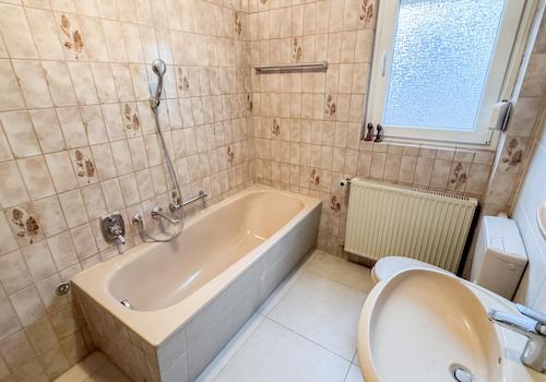 Wannenbad mit WC EG