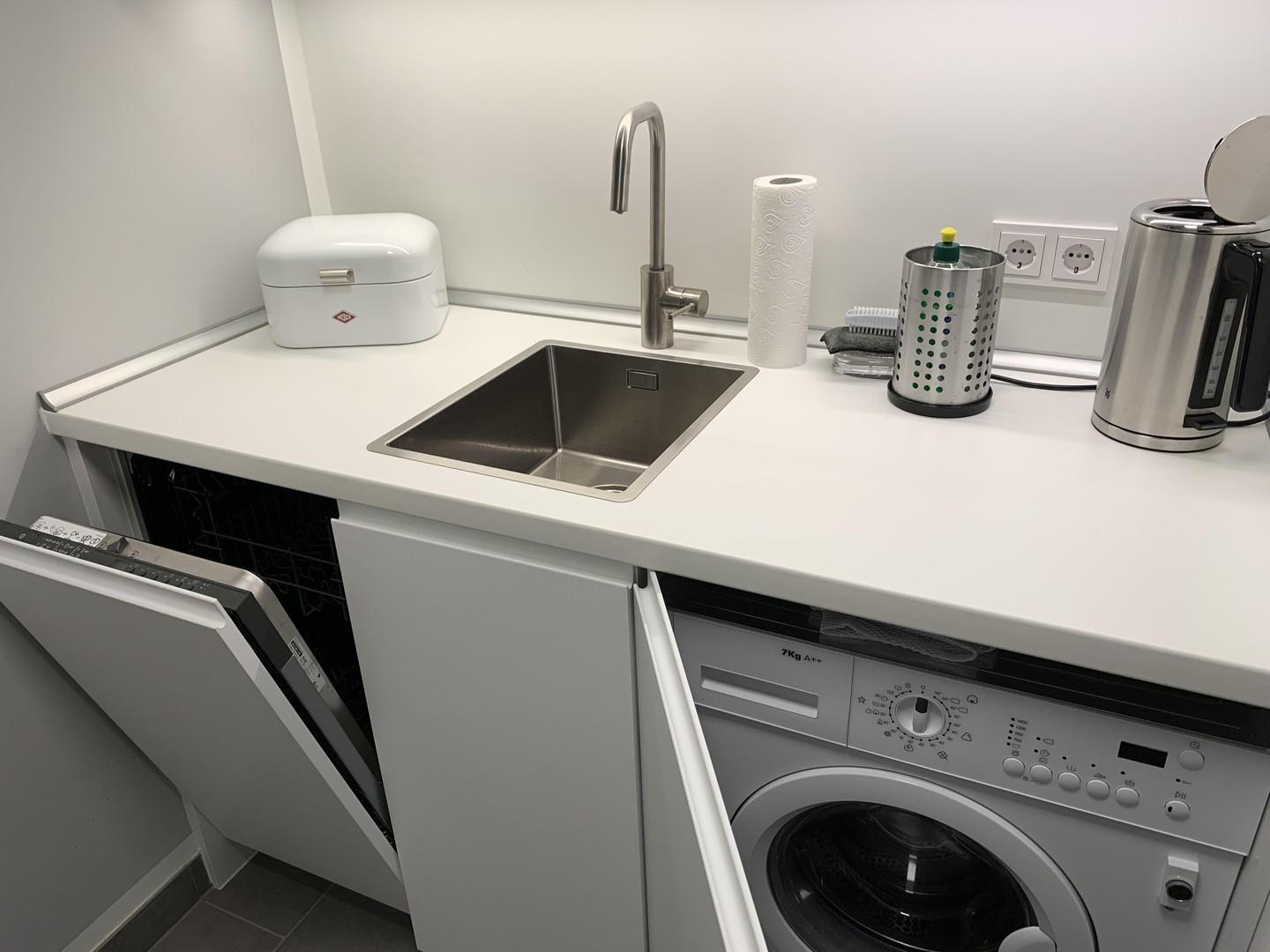 Küche mit Kühlschrank und TK
