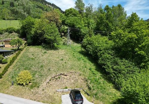 Grundstück mit Zufahrt und Parkplatz