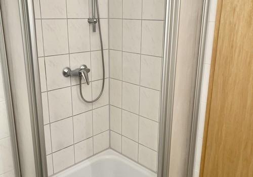 Badezimmer mit Dusche