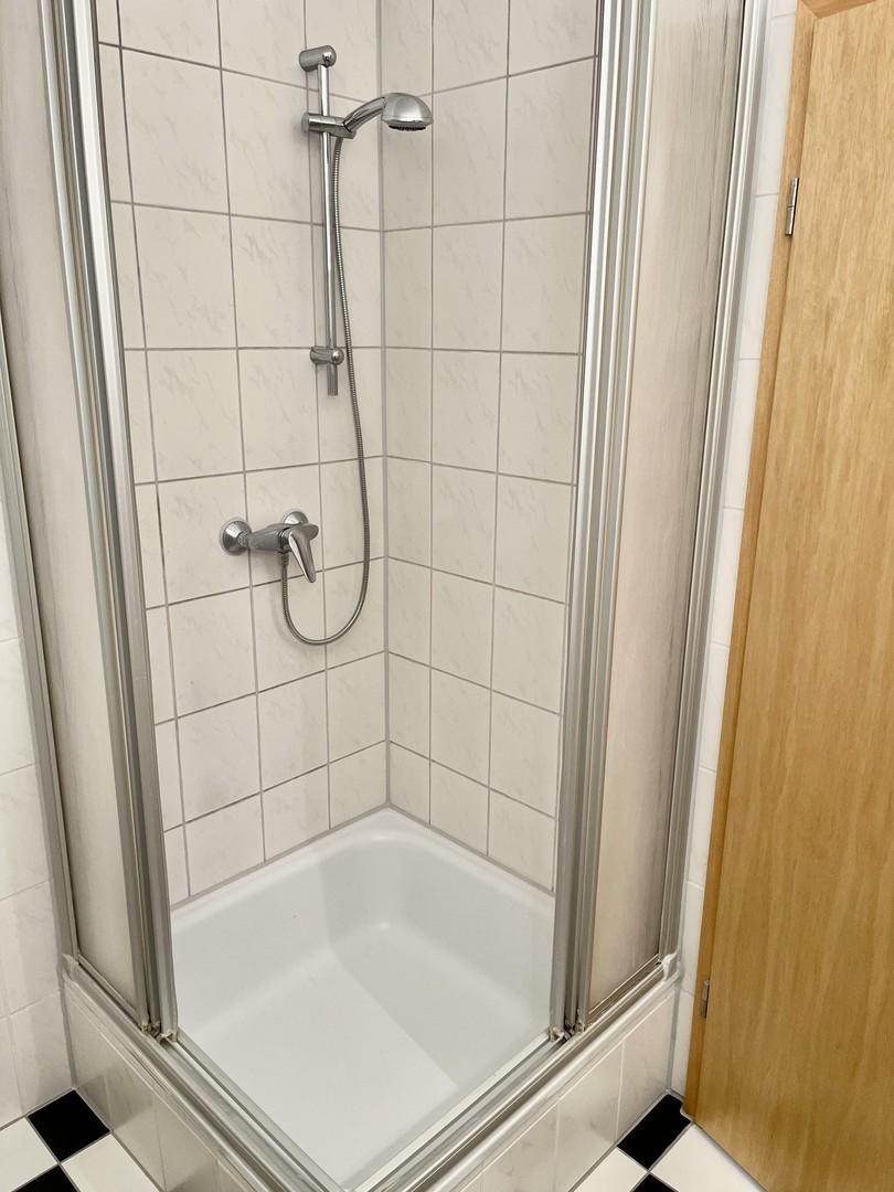 Badezimmer mit Dusche