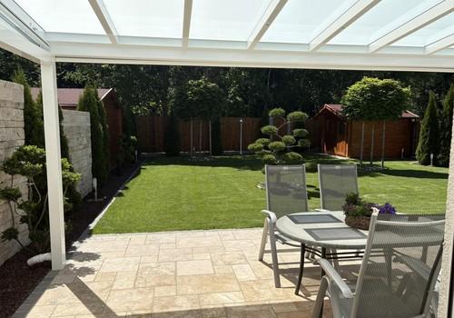 Terrasse mit großem Garten