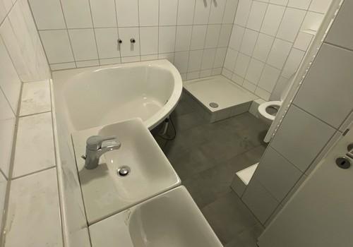 Bad mit Wanne, Dusche und WC