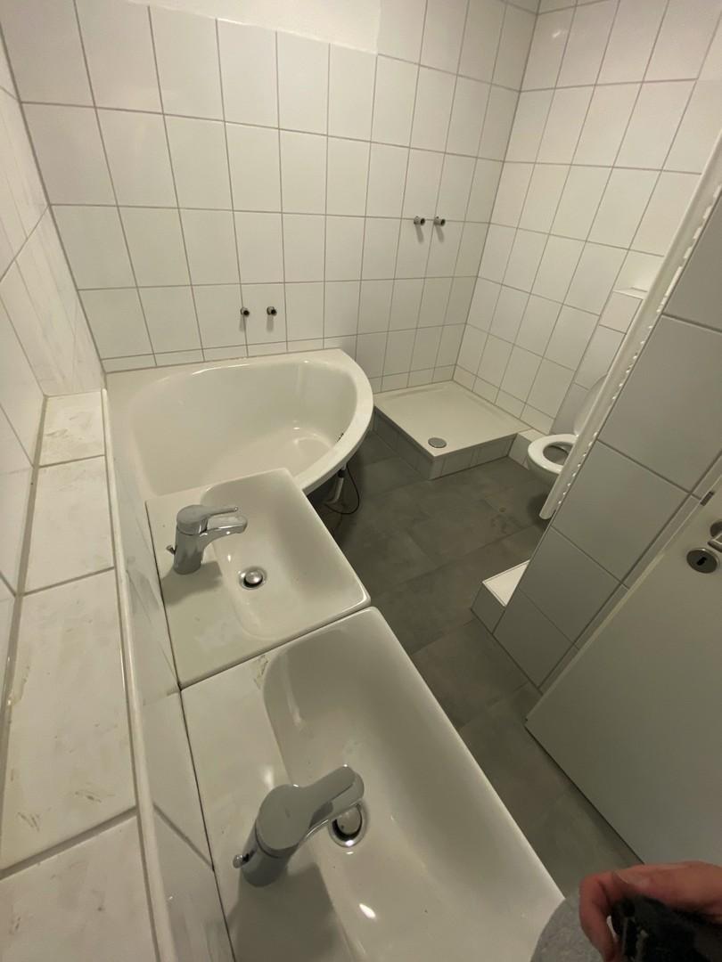 Bad mit Wanne, Dusche und WC