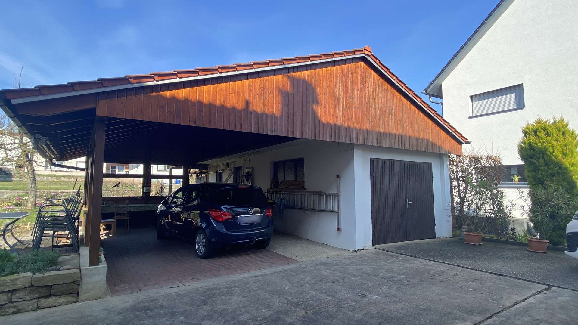 Garage mit angebautem Carport
