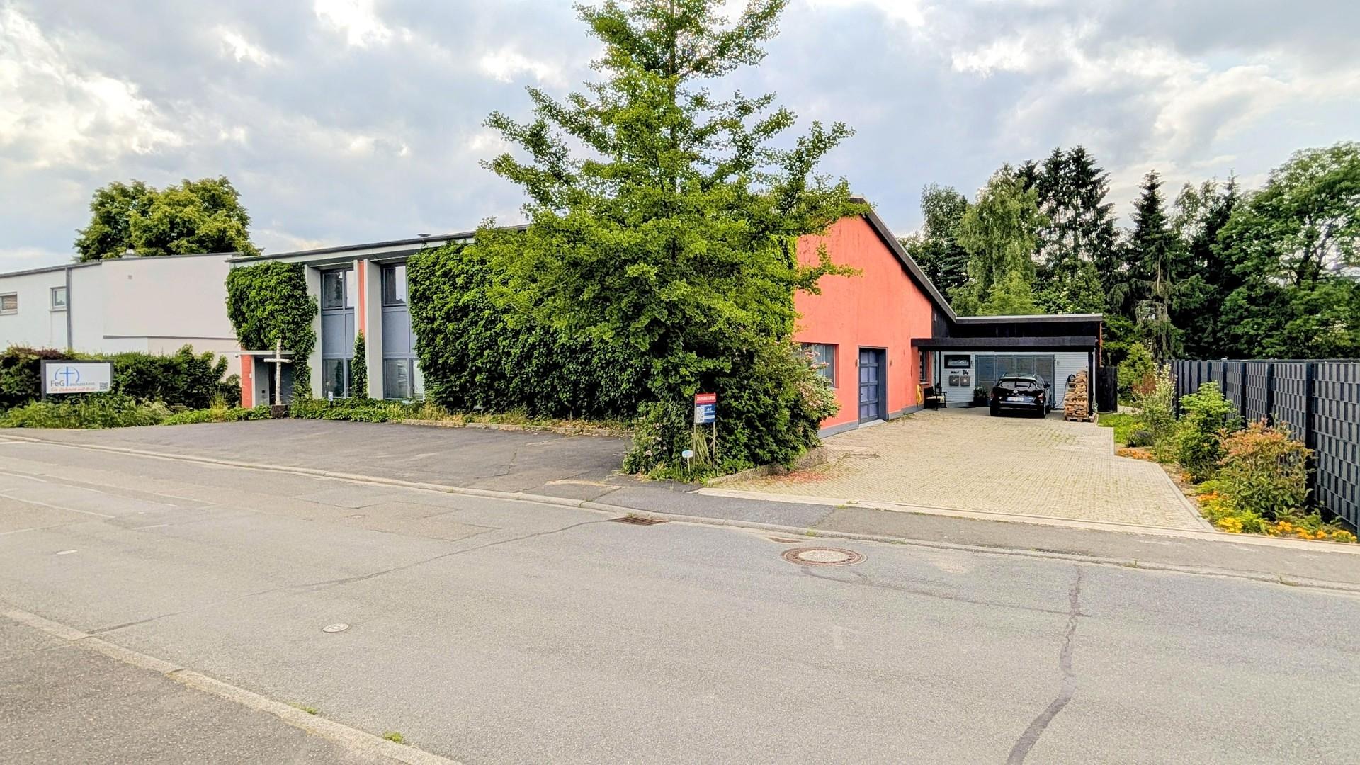 Hof + weitere Parkplätzen