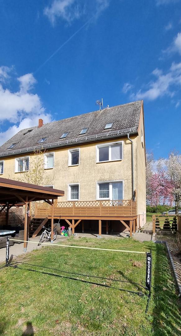 Blick vom Gartenende zur Eigentumswohnung