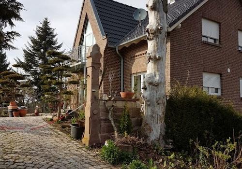 Haus Ostseite Parkplatz