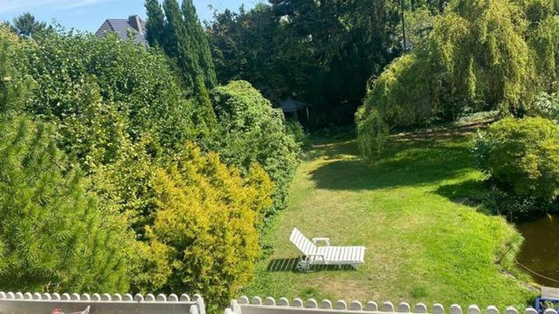 Blick in Garten vom Balkon