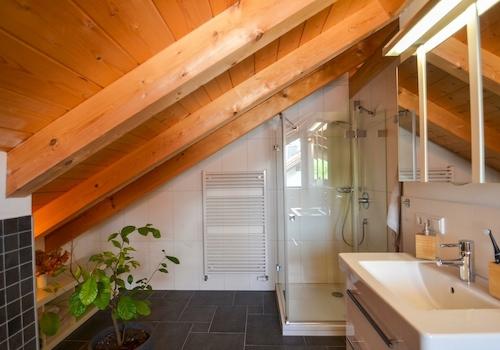 Badezimmer mit Dusche und Badewanne