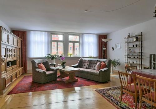 Blick zur Fensterfront