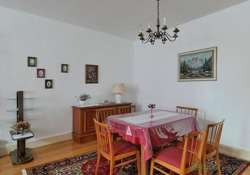 Esstisch im Wohnzimmer