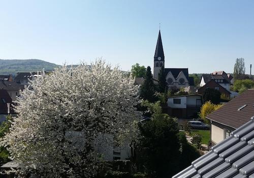 Kirschbaumblüte vom Spitzboden
