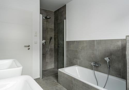 Badewanne und Dusche