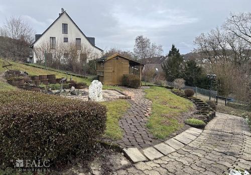 Außenbereich mit Gartenhaus