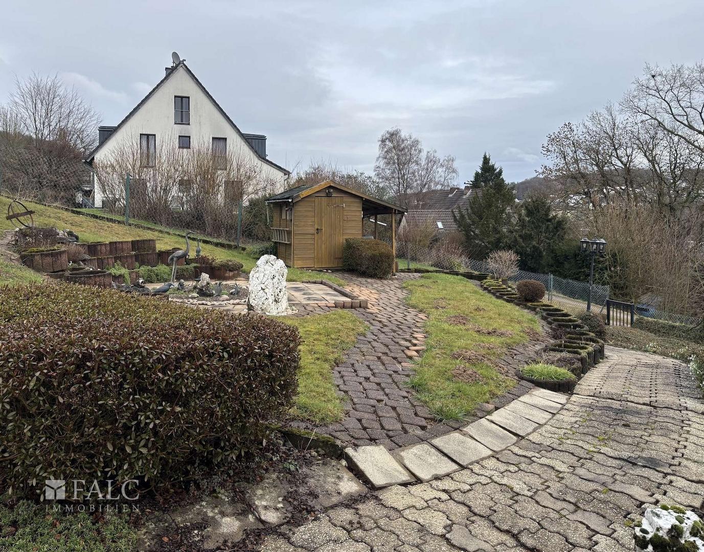 Außenbereich mit Gartenhaus